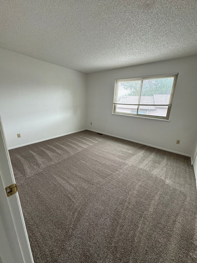 Building Photo - 2 Bedroom 1 1/2 Bath Townhome