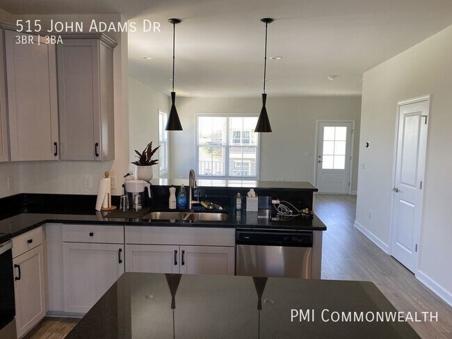 Building Photo - 3 Bed / 3 Bath Townhouse (Available 8/10/23)