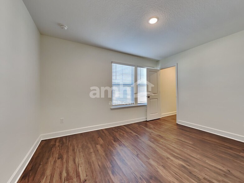 Building Photo - 975 Tan Tara Trl