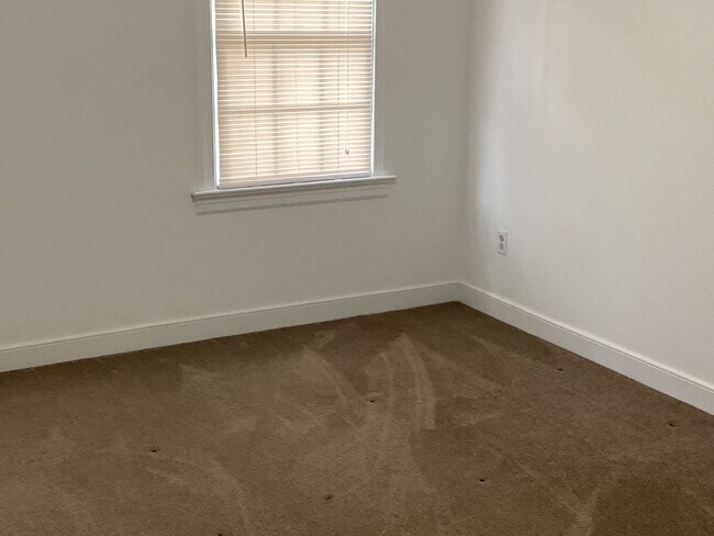 Building Photo - 5 Bedroom Home - Colonial Heights - Conven...