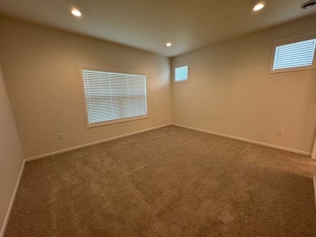 Building Photo - 3-bedroom, 3-bathroom South Fargo Family H...