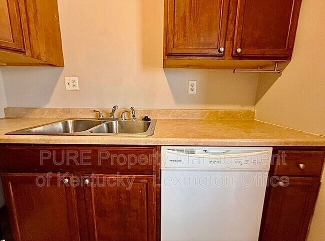 Building Photo - 3772 Camelot Dr