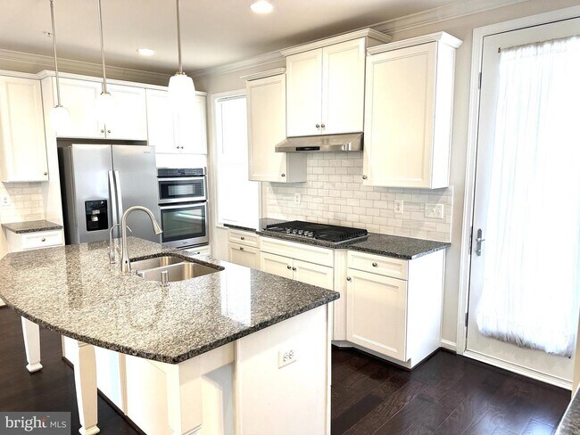 Building Photo - 13817 Byrne Park Dr