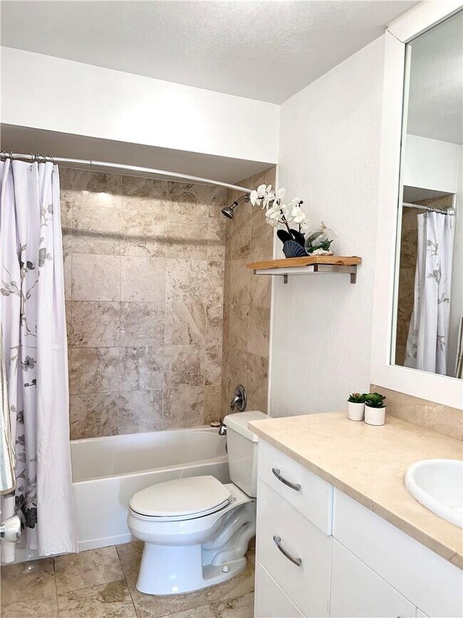 Building Photo - 619 Orton Ave