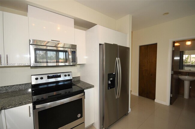 Building Photo - 2780 SW 33rd Ave