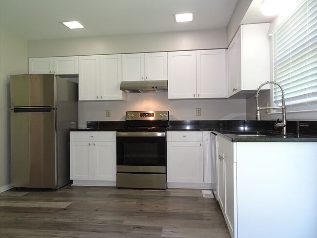 Building Photo - 3 Bedroom 2.5 bath Townhome rental in Rale...