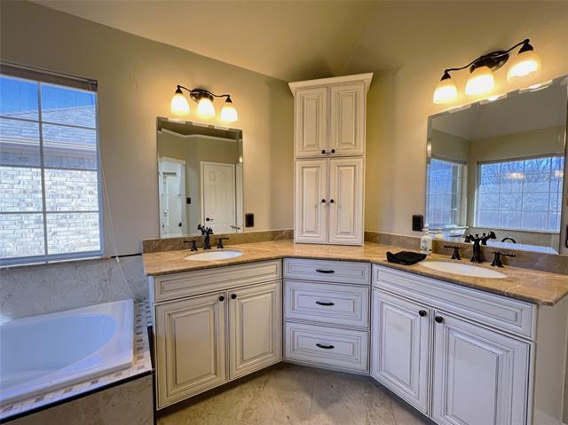 Building Photo - 10401 Forrest Dr