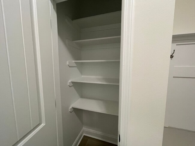 Building Photo - 3 Bedroom, 2 bathroom in Twin Beech Estate...