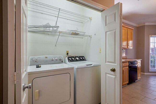 Building Photo - Vestavia Hills - cute and ready to move in NOW!