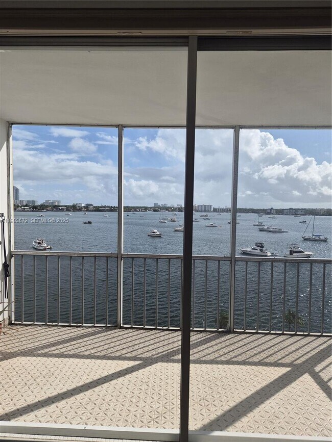 Building Photo - 2910 Point E Dr