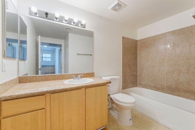 Building Photo - Move-in ready 2-bedroom 2-bath condo in th...