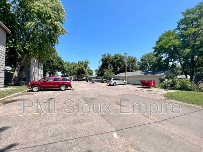 Building Photo - 120 S Garfield Ave