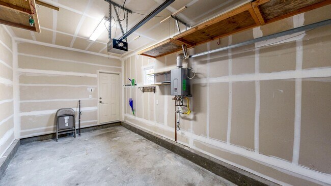 Building Photo - 2421 N Village Dr