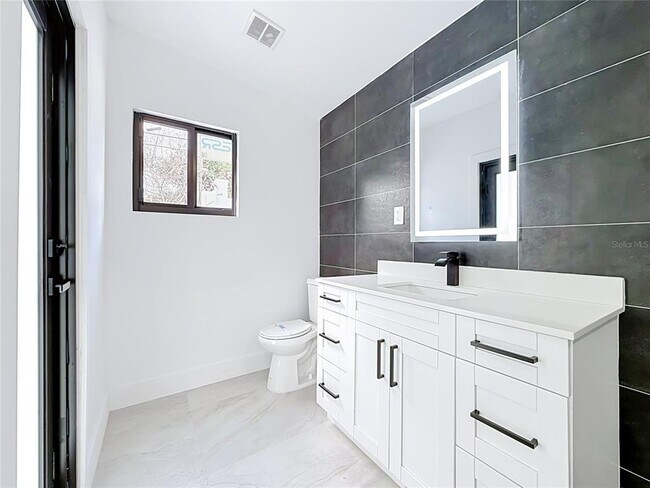 Building Photo - 2472 Tradewinds Dr