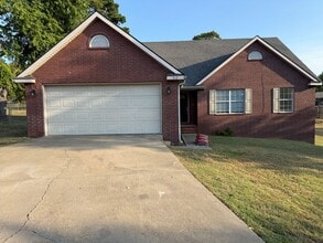 Building Photo - Nice 3 Bed, 2 Bath, 2 car garage. House To...