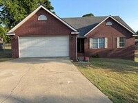 Building Photo - Nice 3 Bed, 2 Bath, 2 car garage. House To...