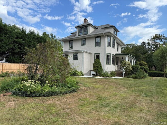 Building Photo - 27 Dosoris Way