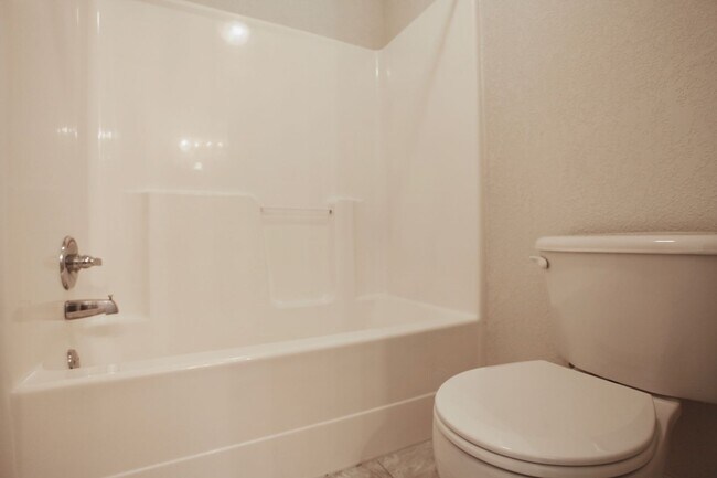 Building Photo - 807 W Longleaf Dr