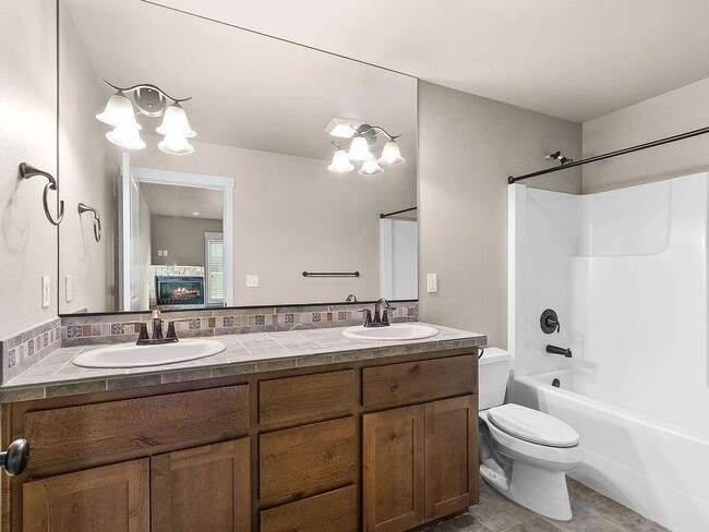 Building Photo - Charming 3 Story Townhome with AC