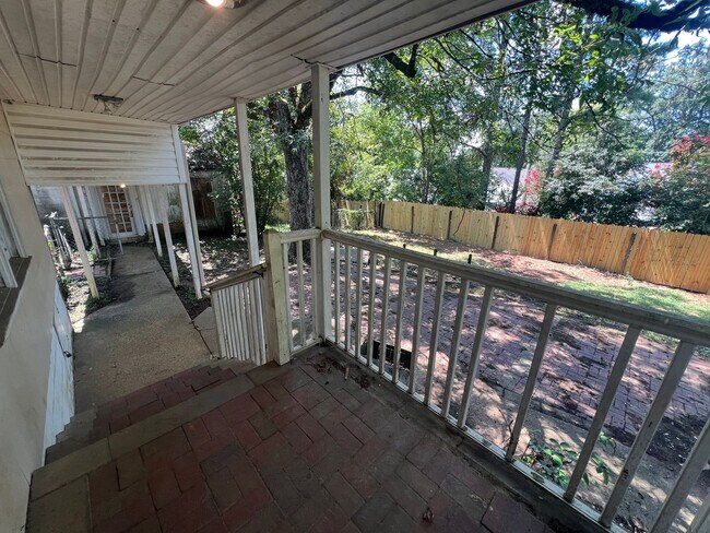 Building Photo - 4 bedroom 4 bathroom off Veterans Memorial...