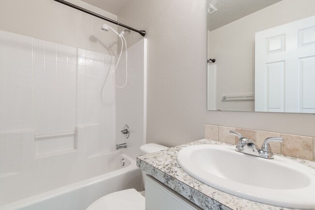 Building Photo - 3 bed 2 bath home