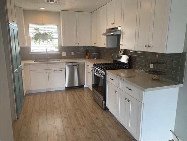 Building Photo - 1099 Redfish St