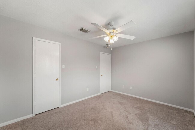 Building Photo - 2530 Fox River Ln