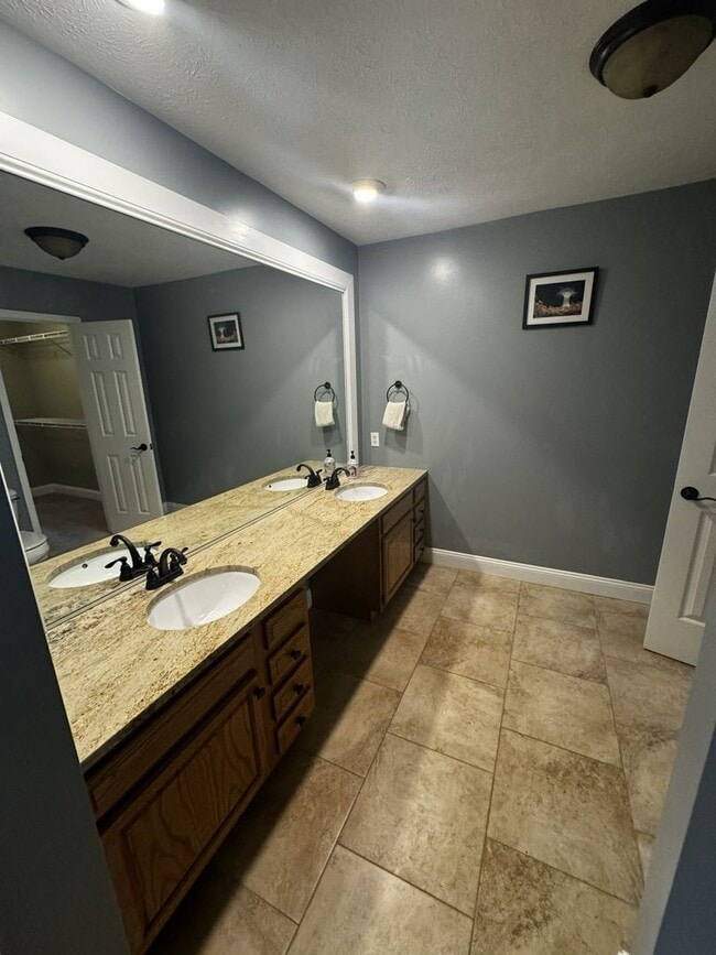 Building Photo - Spacious Duplex in Rockingham County