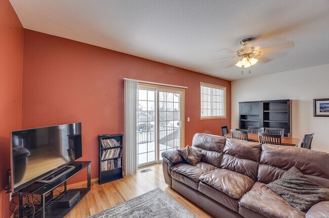 Building Photo - Spacious 3 bed, 2.5 bath Townhome in Ridgewood Hills!