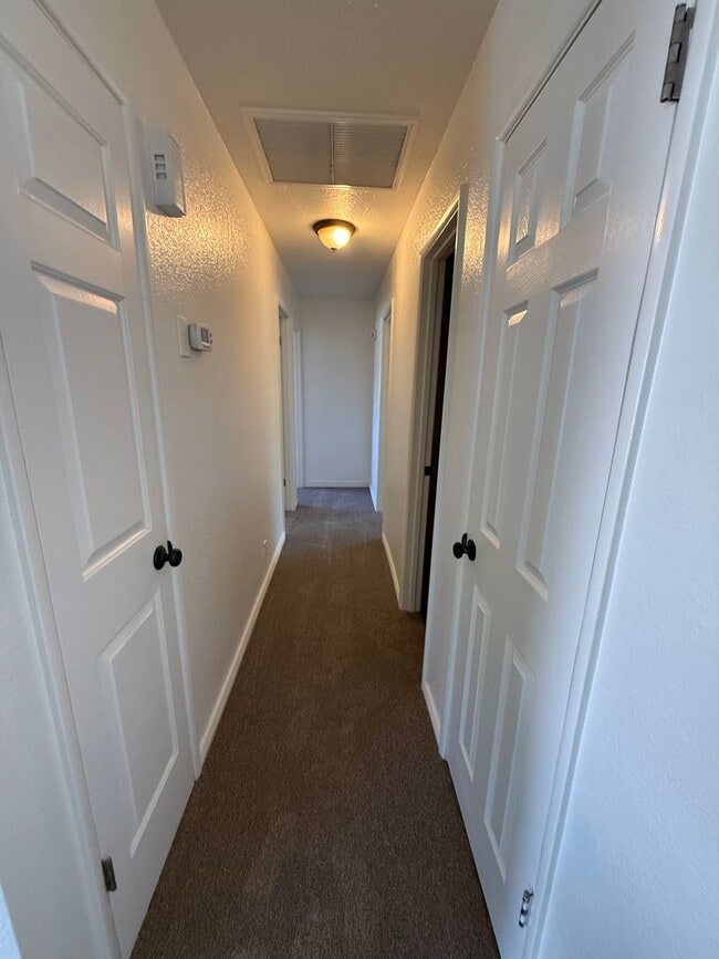 Building Photo - 4 bedroom 2 bath-contact Property Pros for more information