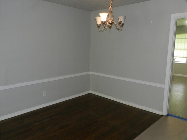 Building Photo - 6031 Ridgeway Dr