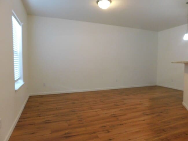 Building Photo - Condo Close to Shopping