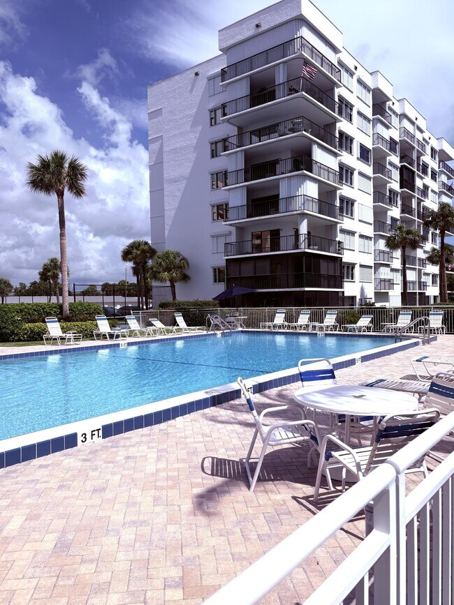 Building Photo - 5151 N Hwy A1A