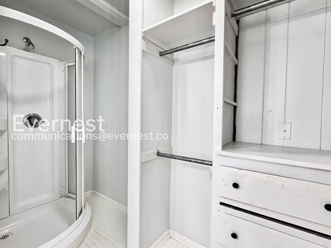 Building Photo - Charming 2-Bed/2 bath Bungalow with Modern Amenities and Ideal Location / Pet-Friendly / Availabl...
