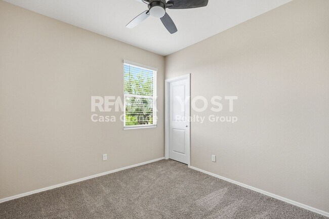 Building Photo - Beautiful Kitchen, Open Layout, and Room to Relax!