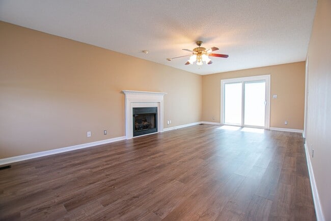 Building Photo - Pet Friendly Three Bedroom with Bonus!