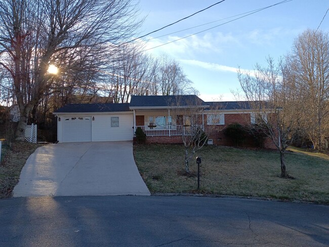 Building Photo - 4 Bedroom / 2.5 Bath Home Johnson City, TN...