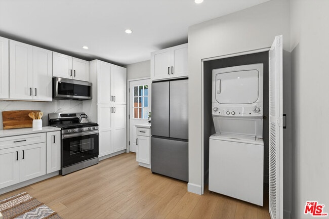 Building Photo - 2931 S Bronson Ave