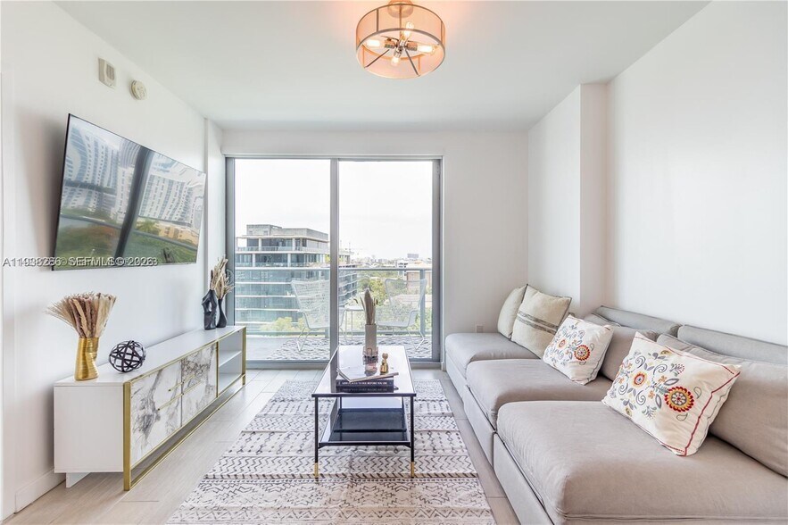 Building Photo - 1600 SW 1st Ave