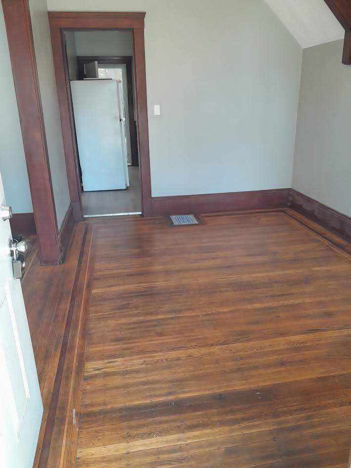 Entry Rm - 1377 W 61st St