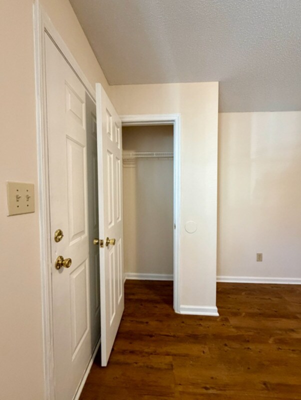 Building Photo - 1442 Riverview Rd