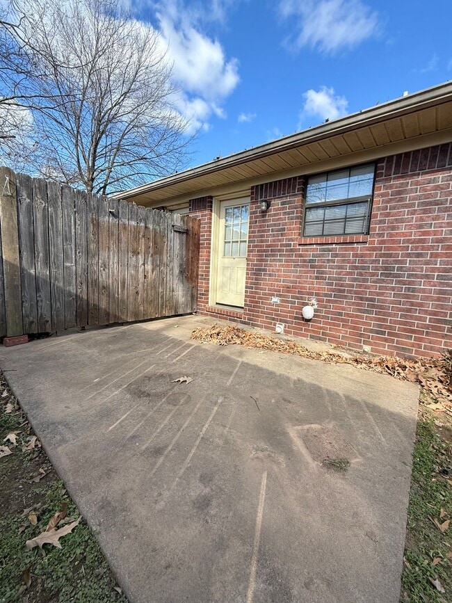 Building Photo - 312 E H Pl