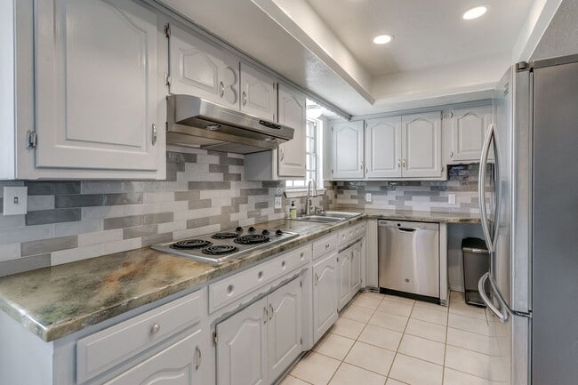 Building Photo - Spacious 4-Bedroom Home in Mature Neighbor...