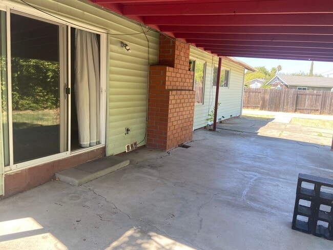 Building Photo - Single Story 3 bdrm 2 bath