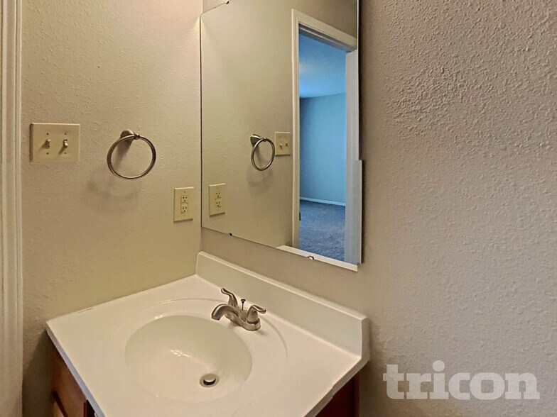 Building Photo - 2875 Ludwig Dr