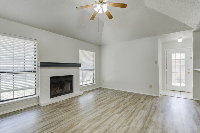Building Photo - Cozy, Freshly Updated 3-bedroom 2-bathroom...