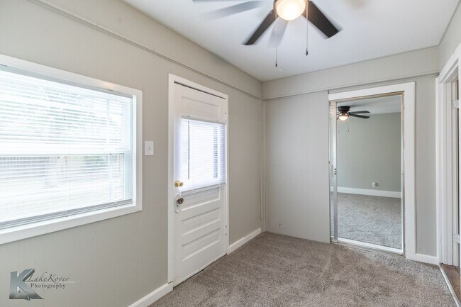Building Photo - XL HOME!  3 bed, 1 bath, LOTS OF ROOM!