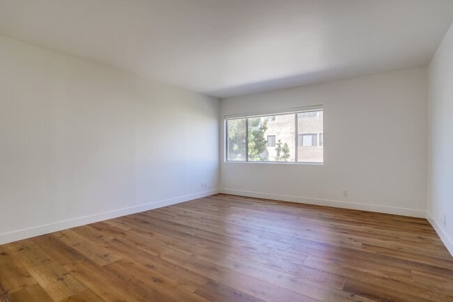 Building Photo - 435 N Oakhurst Dr