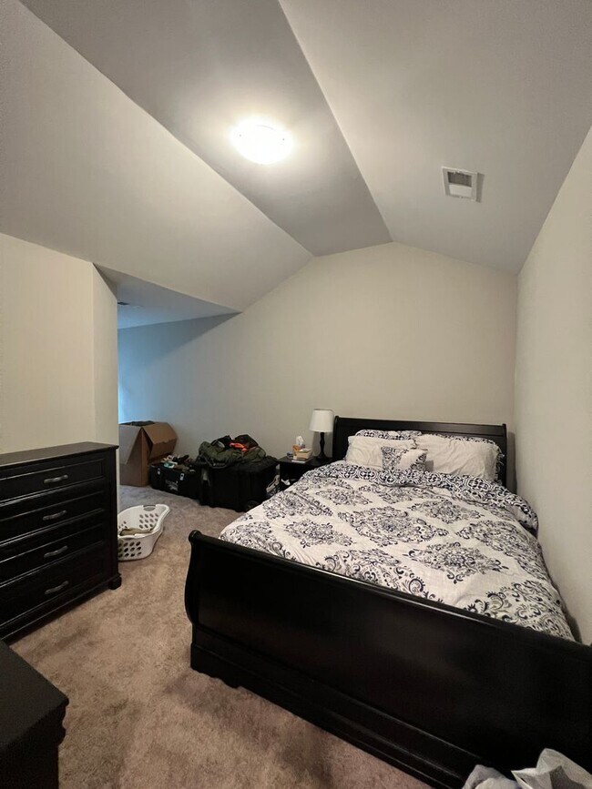 Building Photo - 3BR/2.5 BATH Townhome with Garage & Fenced...