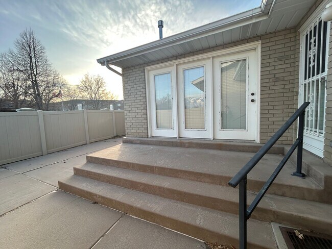 Building Photo - 3 Bedroom 2 Bathroom Condo in West Jordan by the new Temple!